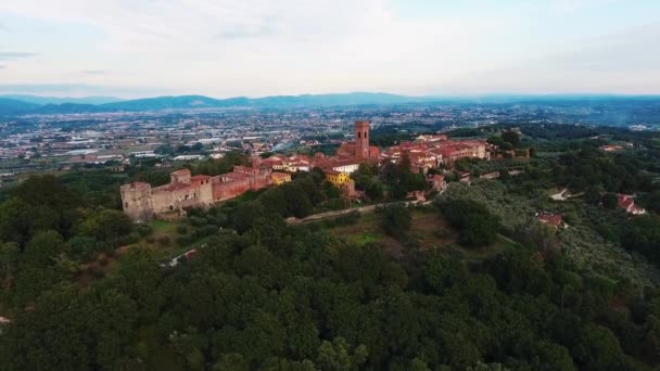 Zdjęcia lotnicze z pięknego średniowiecznego miasteczka na wzgórzu w Toskanii, Włochy, Hd — Wideo stockowe