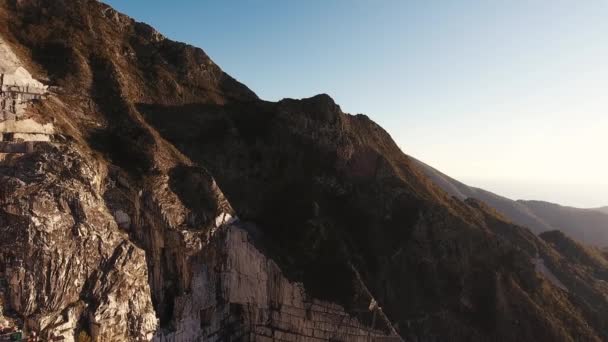 Hava atış, ünlü Carrara mermer Toskana, İtalya, 4 k yer alan mağaralar — Stok video