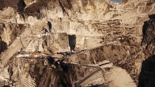 Tiro aéreo, as famosas cavernas de mármore de Carrara situadas na Toscana, Itália, 4K — Vídeo de Stock