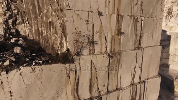 Luchtfoto schot, de beroemde Carrara marmeren grotten gelegen in Toscane, Italië, 4k — Stockvideo