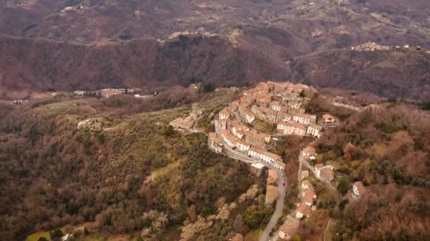Plano aéreo, magnífico pequeño pueblo encaramado, en medio de la naturaleza, filmado con dron, 4K — Vídeo de stock
