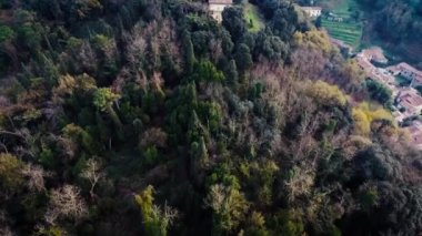 Hava atış, terk edilmiş bir tünemiş kale Castello di Ripafratta Toskana, İtalya, 4k