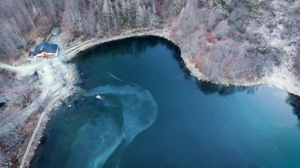 Aerial shot, un incredibile lago ghiacciato nel bosco ghiacciato d'Italia, 4K — Video Stock