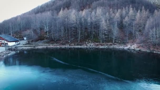 Letecký záběr, úžasné zmrazené jezero zmrzlého dřeva v Itálii, 4k — Stock video