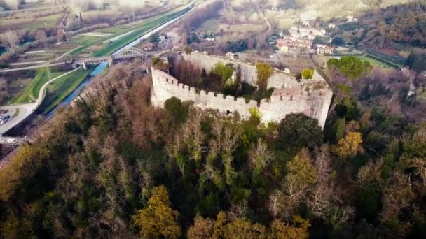 空中拍摄，被遗弃的栖息城堡 Castello di Ripafratta 在托斯卡纳，意大利，4 k — 图库视频影像