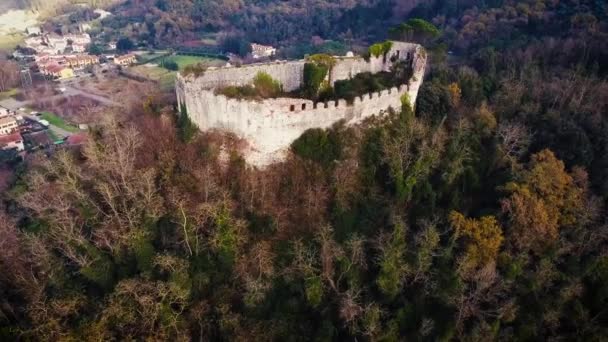 Tiro aéreo, um castelo abandonado empoleirado Castello di Ripafratta na Toscana, Itália, 4K — Vídeo de Stock