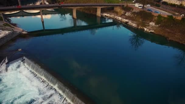 Letecký záběr, krásné řeky Serchio nachází v Toskánsko, Itálie, 4k — Stock video