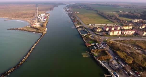 Luftaufnahme einiger Fischerhäuser mit riesigen Netzen draußen auf dem Arno in der Toskana Italien, gefilmt mit Drohne — Stockvideo