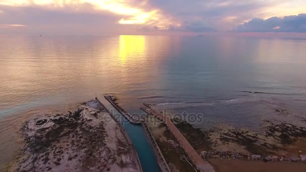 Antenn skott, underbara lugna havet i solnedgången ljus i Italien, 4k — Stockvideo