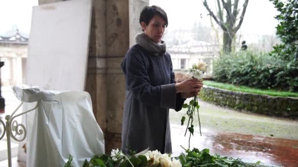 Een bloemist bloemen voorbereiden op de bruiloft op een regenachtige dag in Italië, 4k — Stockvideo