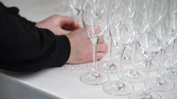 Preparación de catering antes de la boda, poner flautas para la bebida de bienvenida, 4K — Vídeos de Stock