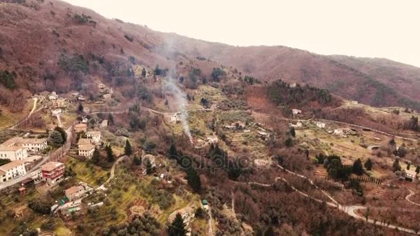 Luchtfoto video van een vreugdevuur midden in een landschap in Toscane, Italië, 4 k — Stockvideo