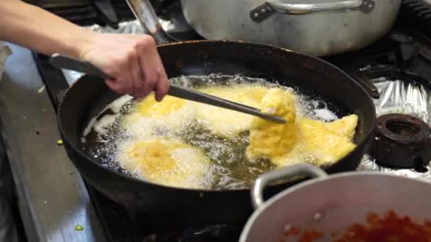 Una cocinera freír algunas croquetas de pollo en el aceite en Italia, 4K — Vídeo de stock