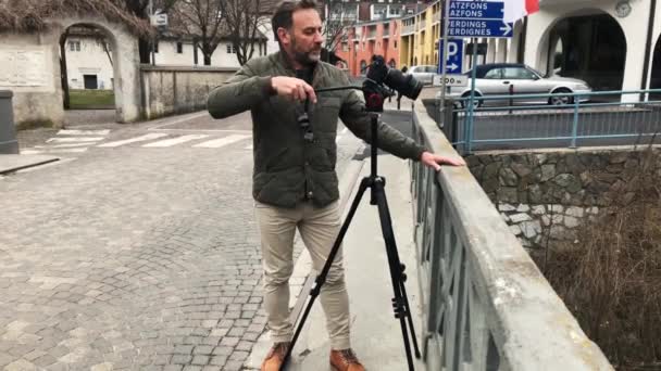 Kamerzysta strzelanie wideo z jego statywu w Włochy — Wideo stockowe