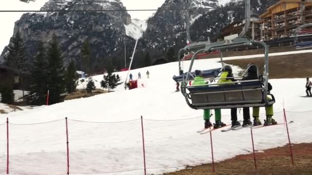 在南蒂罗尔在意大利阿尔卑斯山区滑雪胜地的升降椅 — 图库视频影像