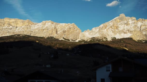 Video de lapso de tiempo de las montañas nevadas de los Alpes en el Tirol del Sur en Italia — Vídeo de stock