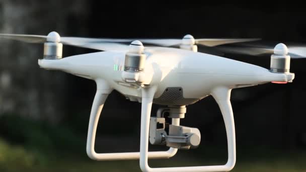  Slow motion close up vidéo d'un drone quadcopter blanc planant dans une ancienne ville italienne, HD 