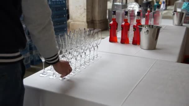 Preparación de catering antes de la boda, configuración de la bebida de bienvenida, 4K — Vídeos de Stock