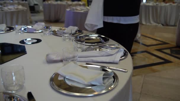 Hochzeits-Catering-Vorbereitung, ein Kellner bereitet eine schöne Tischdecke für eine Hochzeit in Italien, 4k — Stockvideo