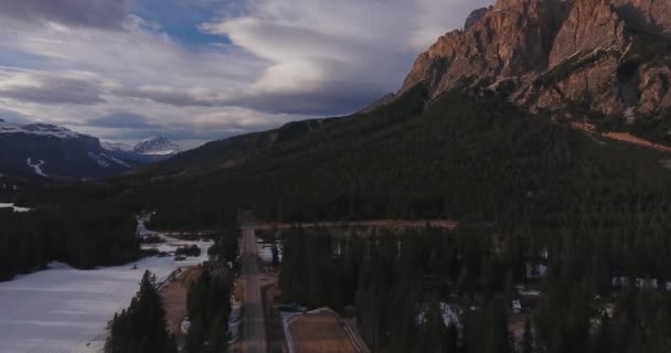 Vídeo aéreo de las montañas nevadas de los Alpes en el sur del Tirol en invierno, Italia, 4k — Vídeo de stock