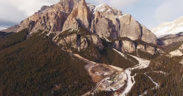 Vídeo aéreo de montanhas nevadas dos Alpes em Sud Tirol no inverno, Itália, 4k — Vídeo de Stock