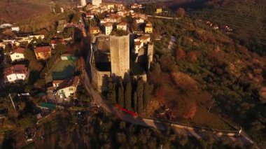 Toskana, İtalya, 4 k hava atış eski bir kale Harabeleri