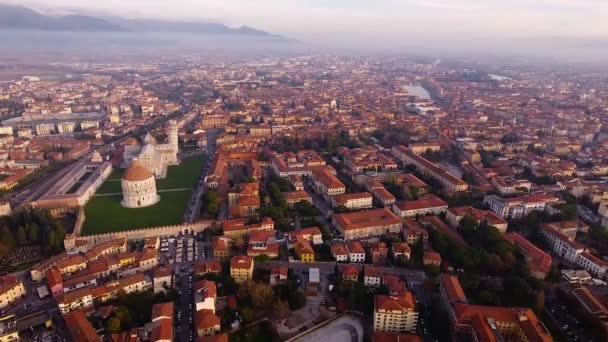 Légi felvétel, a Piazza dei Miracolitól Pisa városban Toszkánában, Olaszországban, forgatták a drone — Stock videók