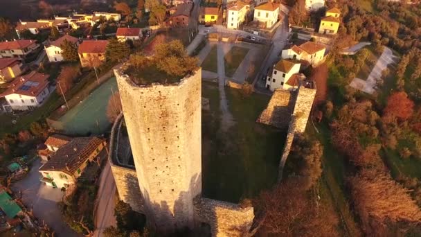 Uma torre antiga abandonada na Toscana, Itália, 4K — Vídeo de Stock