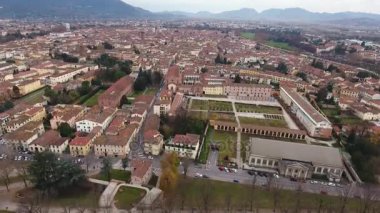 Hava atış, güzel Lucca şehir, Toskana, İtalya, ortasında bir antik kenti Panoraması drone ile filme