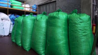 Büyük yeşil çanta dolu aşağı içinde aşağı imalat fabrikası.