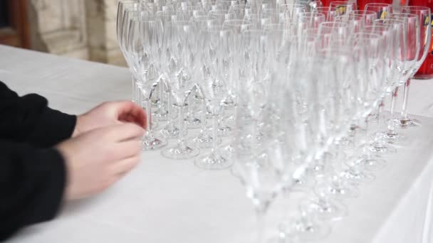 Preparação de catering antes do casamento, colocando flautas para a bebida de boas-vindas, 4K — Vídeo de Stock