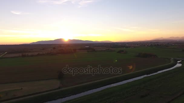 Zdjęcia lotnicze, latać nad bagniste krajobraz w Europie, wykonane z drone. — Wideo stockowe
