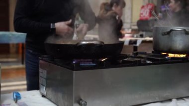 Catering, 4 k düğün için dışında makarna pişirme sakallı bir şef