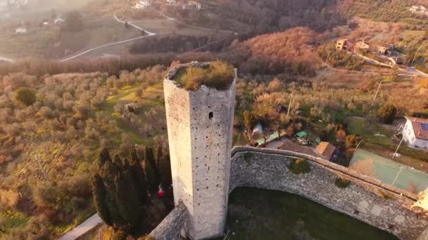 Letecký snímek, opuštěné staré věže v Toskánsku, 4k — Stock video