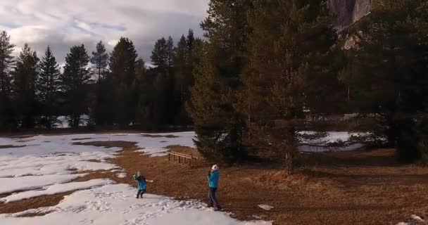 母亲和女儿在冬天玩雪球在意大利阿尔卑斯山脉 — 图库视频影像