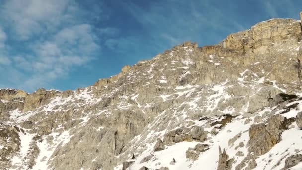 Video van de besneeuwde bergen van de Alpen in Sud Tirol in de winter, Italië, 4k — Stockvideo