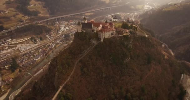 Vue aérienne, une petite ville perchée Chiusa en Italie, Sud Tyrol, au milieu des vignes, 4K — Video