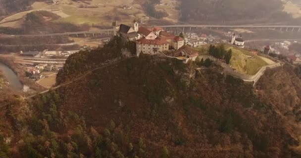 Plano aéreo, una pequeña ciudad encaramada Chiusa en Italia, Tirol del Sur, en medio de los viñedos, 4K — Vídeo de stock