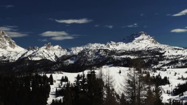 Montañas nevadas de los Alpes en el Tirol del Sur en invierno, Italia, 4k — Vídeos de Stock