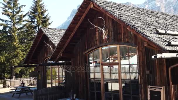 Chalé de madeira na estância de esqui em Alpes montanhas em Sud Tirol, na Itália, 4K — Vídeo de Stock