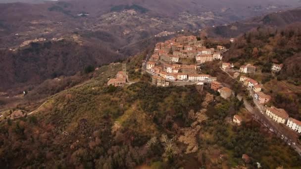 Plano aéreo, magnífico pequeño pueblo encaramado, en medio de la naturaleza, filmado con dron, 4K — Vídeo de stock