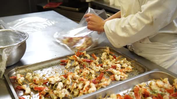 Una cocinera poniendo unas brochetas de camarón en las bolsas de plástico antes de aspirarlas para el catering, 4K — Vídeos de Stock