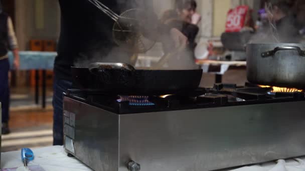 Un chef barbu cuisine des pâtes à l'extérieur pour la restauration de mariage, 4K — Video