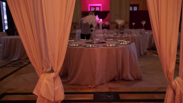 Preparación de catering antes de la boda, ajuste en las mesas, 4K — Vídeos de Stock