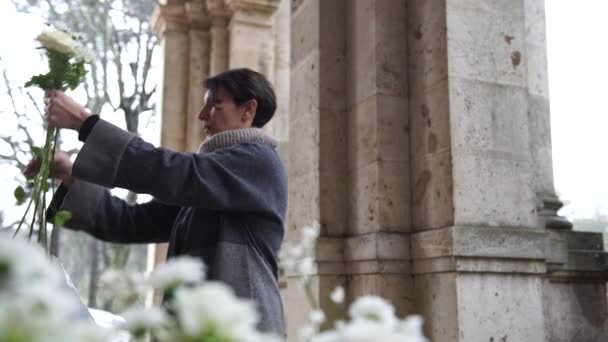 Флорист готовит цветы для свадебного питания в Италии, 4K — стоковое видео