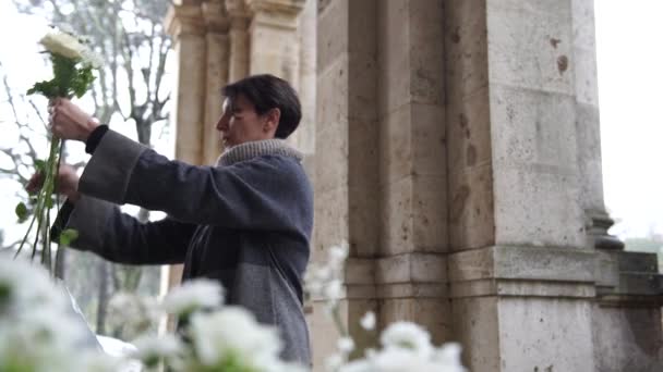 Una floristería preparando flores para el catering de bodas en Italia, 4K — Vídeo de stock