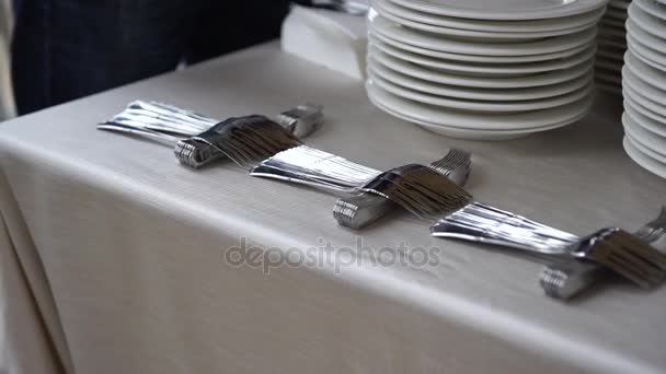 Preparazione catering per matrimoni, un cameriere che abbassa le forchette per gli antipasti, 4K — Video Stock