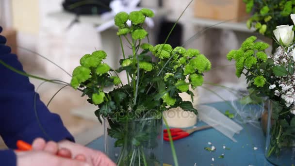 Ein Florist bereitet eine zentrale Blumenkomposition für das Hochzeitscatering in Italien vor, selektiver Fokus, 4k — Stockvideo