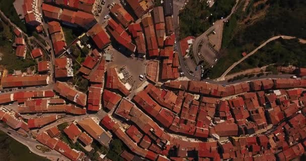 Luchtfoto van het centrale plein van een kleine stad Capoliveri op Elba eiland in Toscane, Italië, 4k — Stockvideo