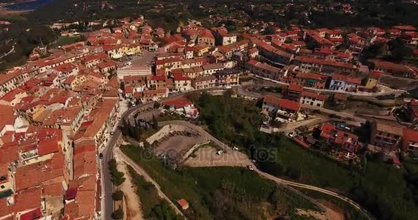 Fotografia aérea de uma pequena cidade empoleirada Capoliveri na ilha de Elba, na Toscana, Itália, 4K — Vídeo de Stock
